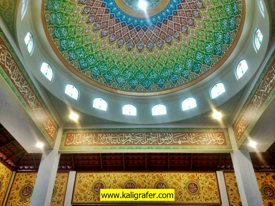 Jasa kaligrafi masjid untuk kaligrafi kubah masjid, kaligrafi mihrab masjid, kaligrafi dinding masjid, dan kaligrafi mezzanin