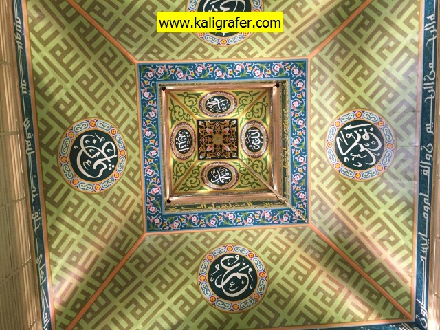 kaligrafi-plafon-masjid-warna-soft-1